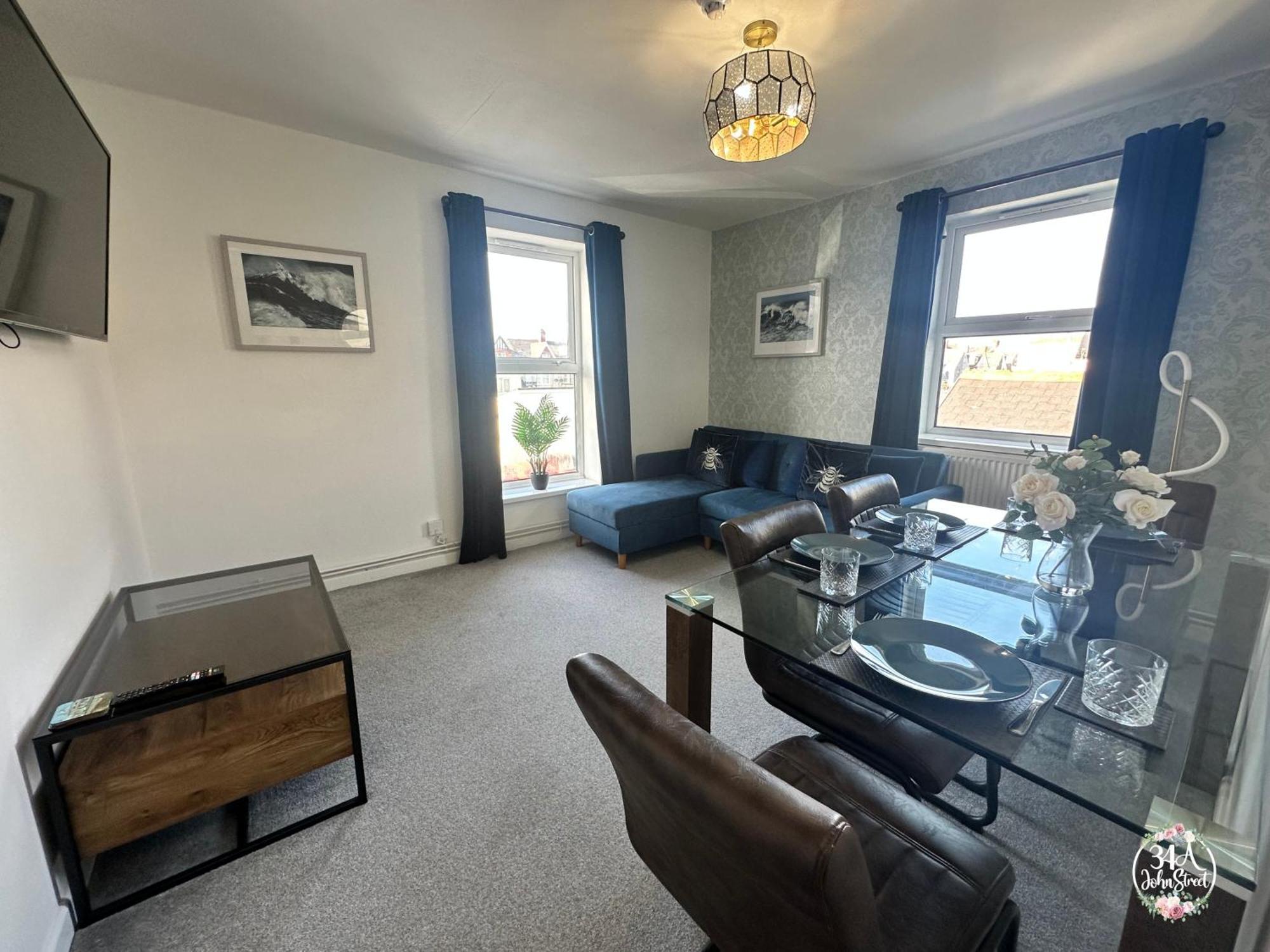 Coastal Retreat Town Centre Entire Property, Very Close To Sea & Restaurants, 2 King Size Beds *