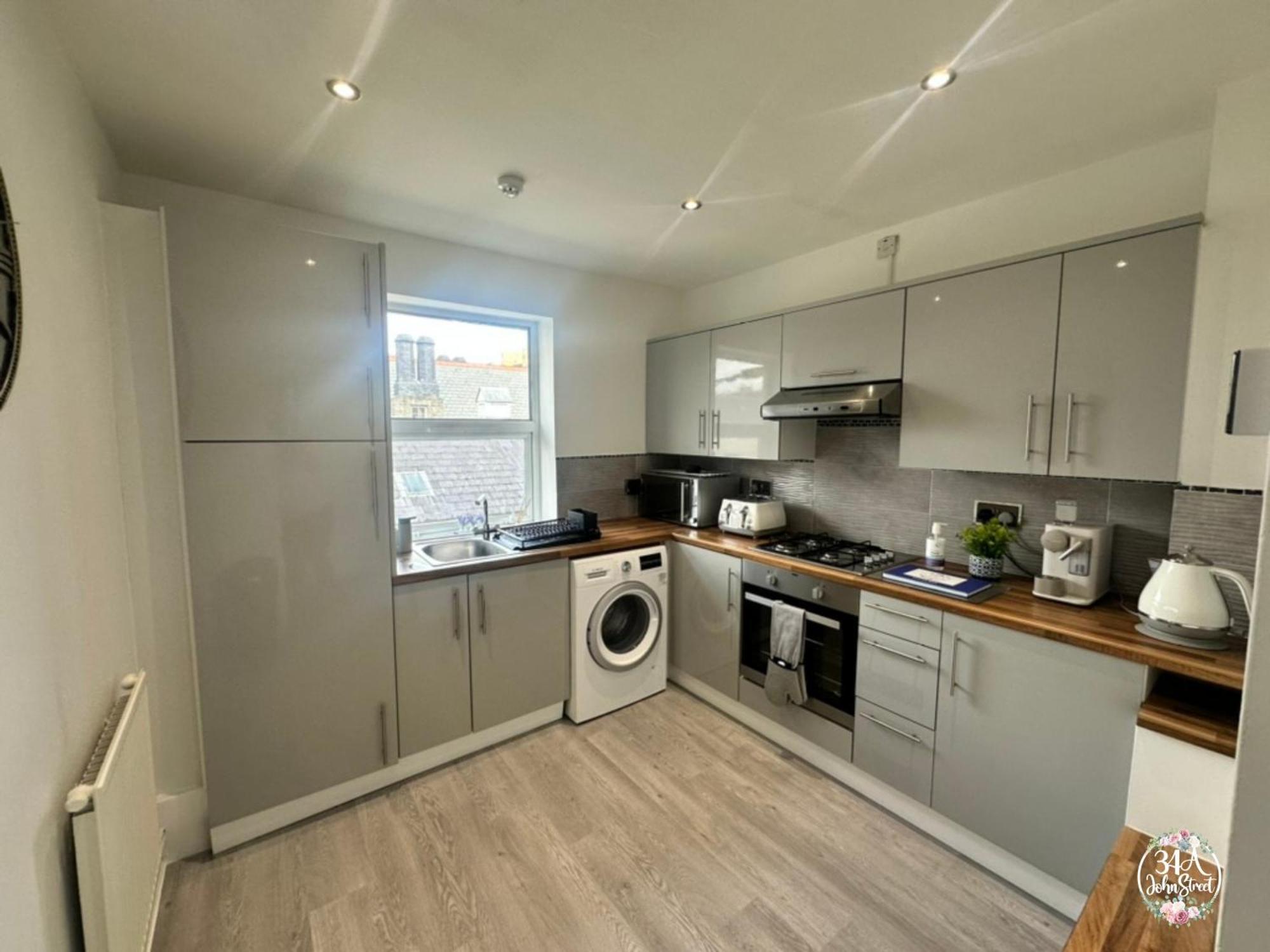 Coastal Retreat Town Centre Entire Property, Very Close To Sea & Restaurants, 2 King Size Beds
