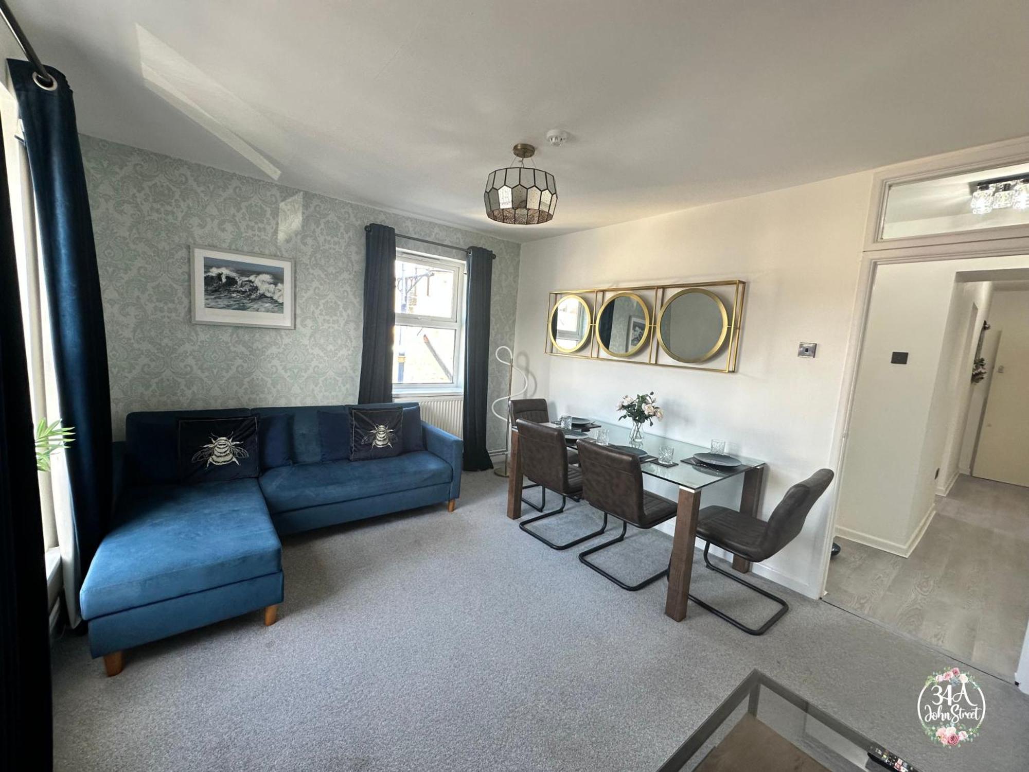 Apartment Coastal Retreat Town Centre Entire Property, Very Close To Sea & Restaurants, 2 King Size Beds