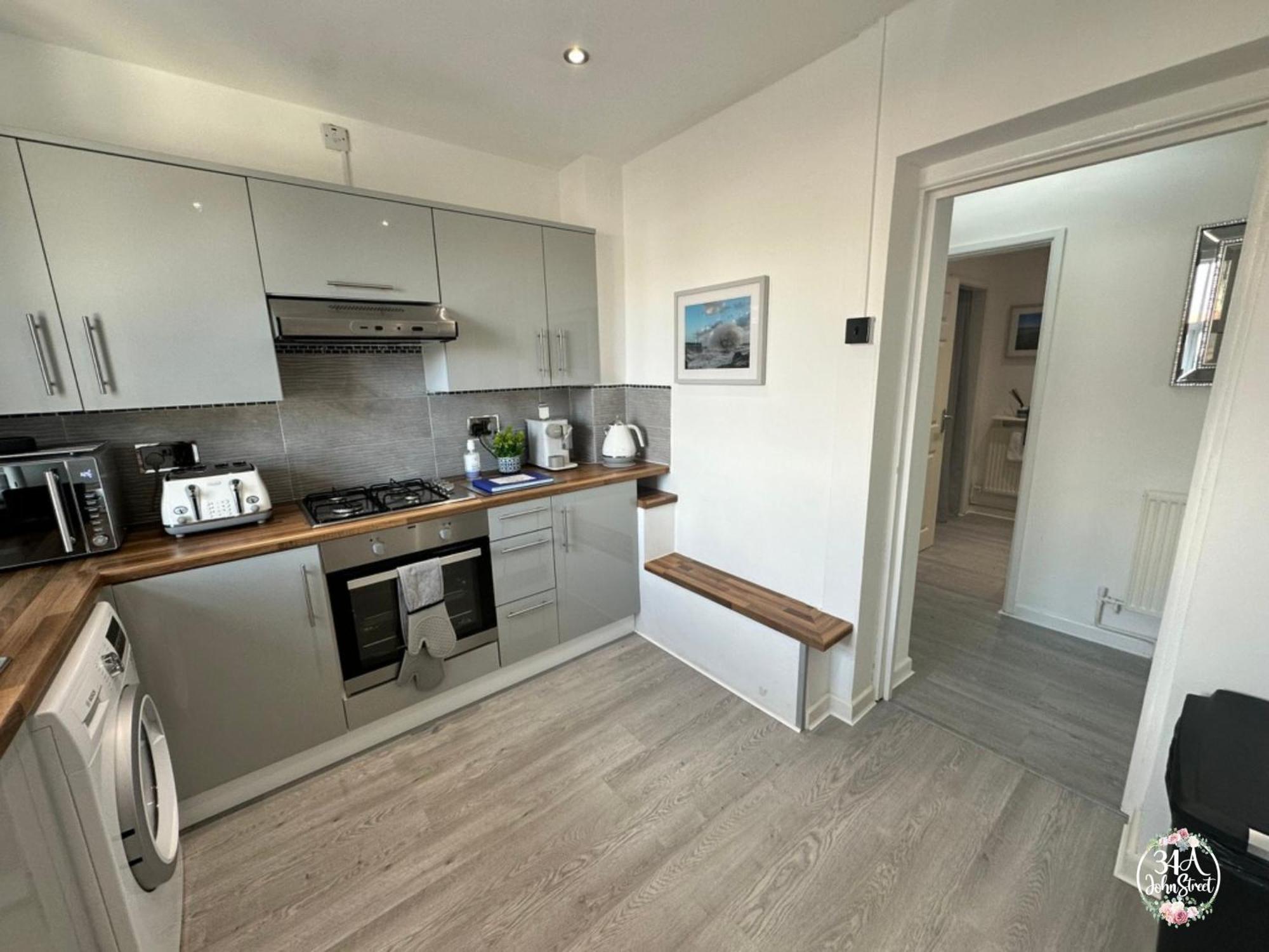 Apartment Coastal Retreat Town Centre Entire Property, Very Close To Sea & Restaurants, 2 King Size Beds *